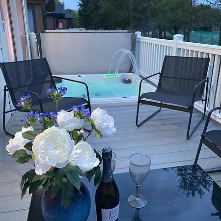 Graceland Lodge With Hot Tub Barmby on the Moor 외부 사진