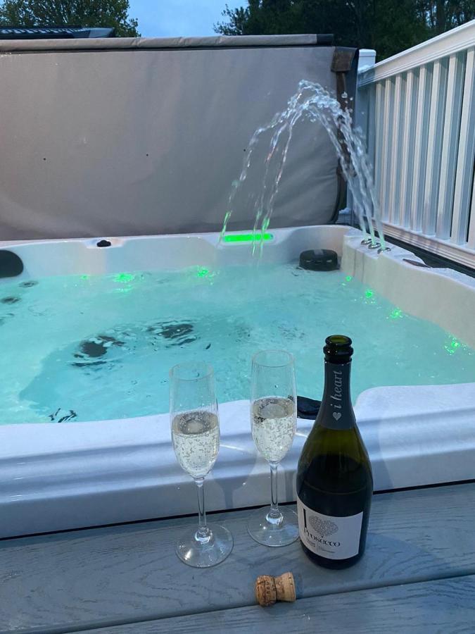 Graceland Lodge With Hot Tub Barmby on the Moor 외부 사진