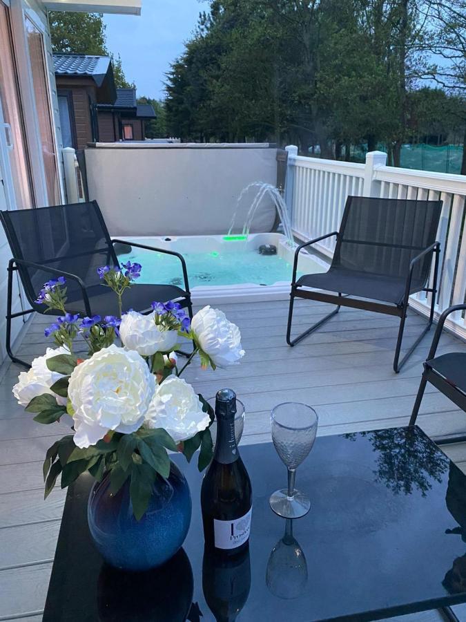 Graceland Lodge With Hot Tub Barmby on the Moor 외부 사진